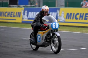 CB1000F se představila na dvou významných akcích ve Francii, kde Honda oslavila své bohaté závodní dědictví